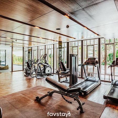 Favstay - The Base Downtown Phuket Bagian luar foto