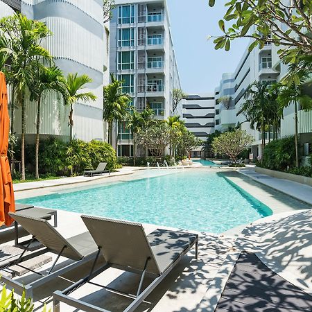 Favstay - The Base Downtown Phuket Bagian luar foto