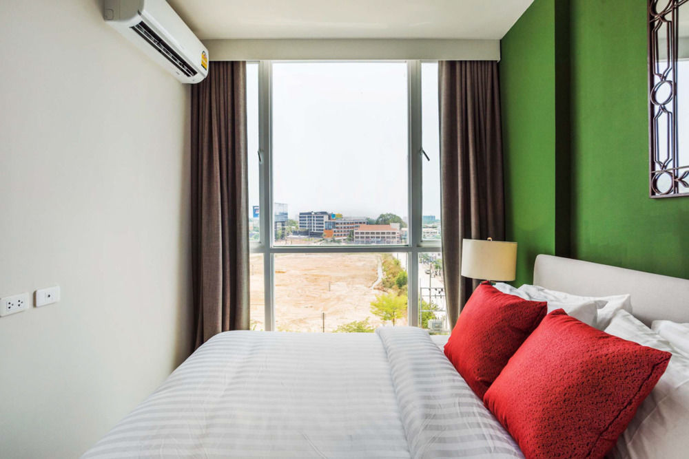 Favstay - The Base Downtown Phuket Bagian luar foto