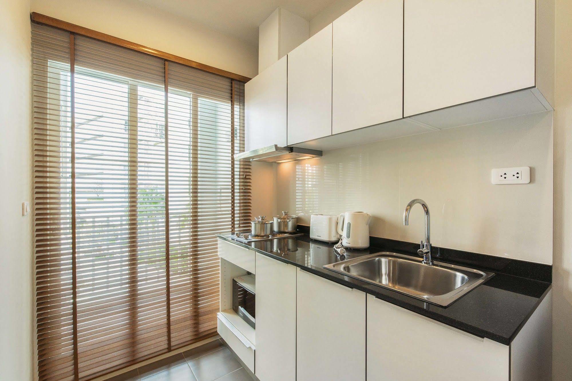 Favstay - The Base Downtown Phuket Bagian luar foto