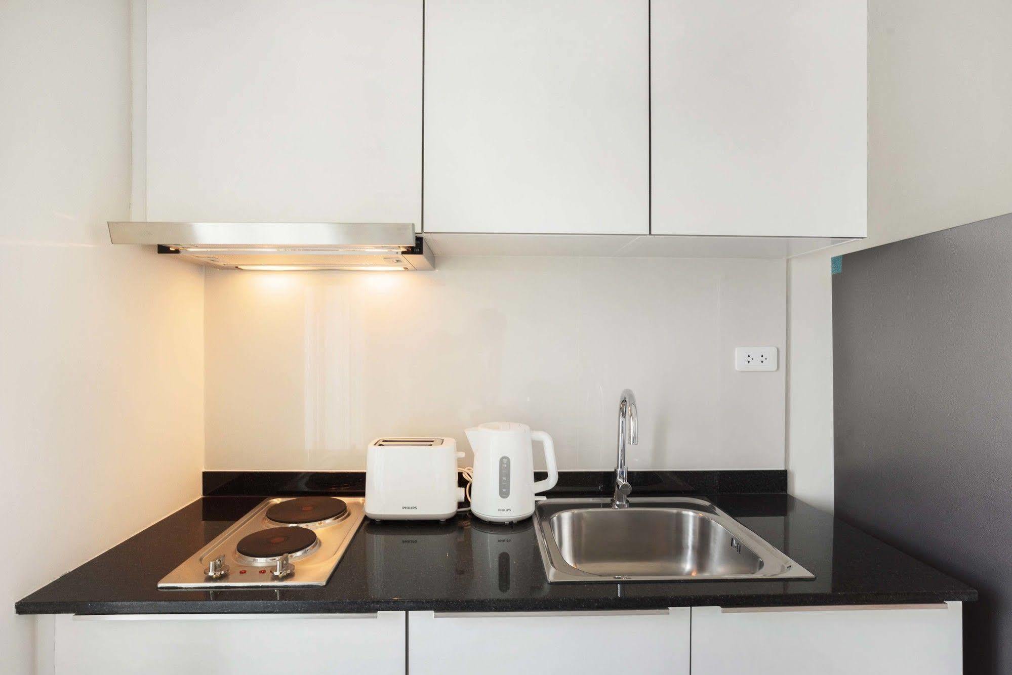 Favstay - The Base Downtown Phuket Bagian luar foto