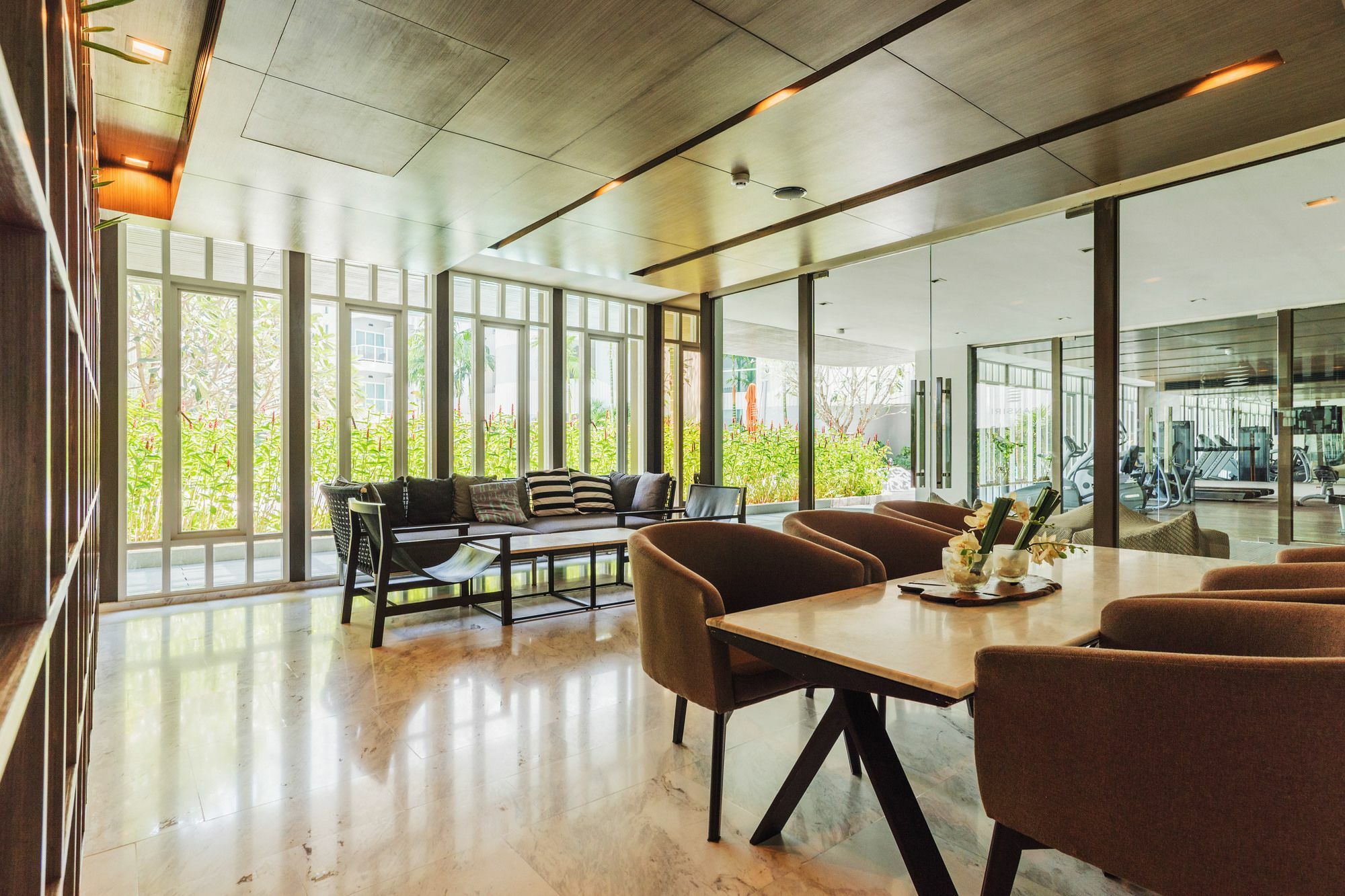 Favstay - The Base Downtown Phuket Bagian luar foto