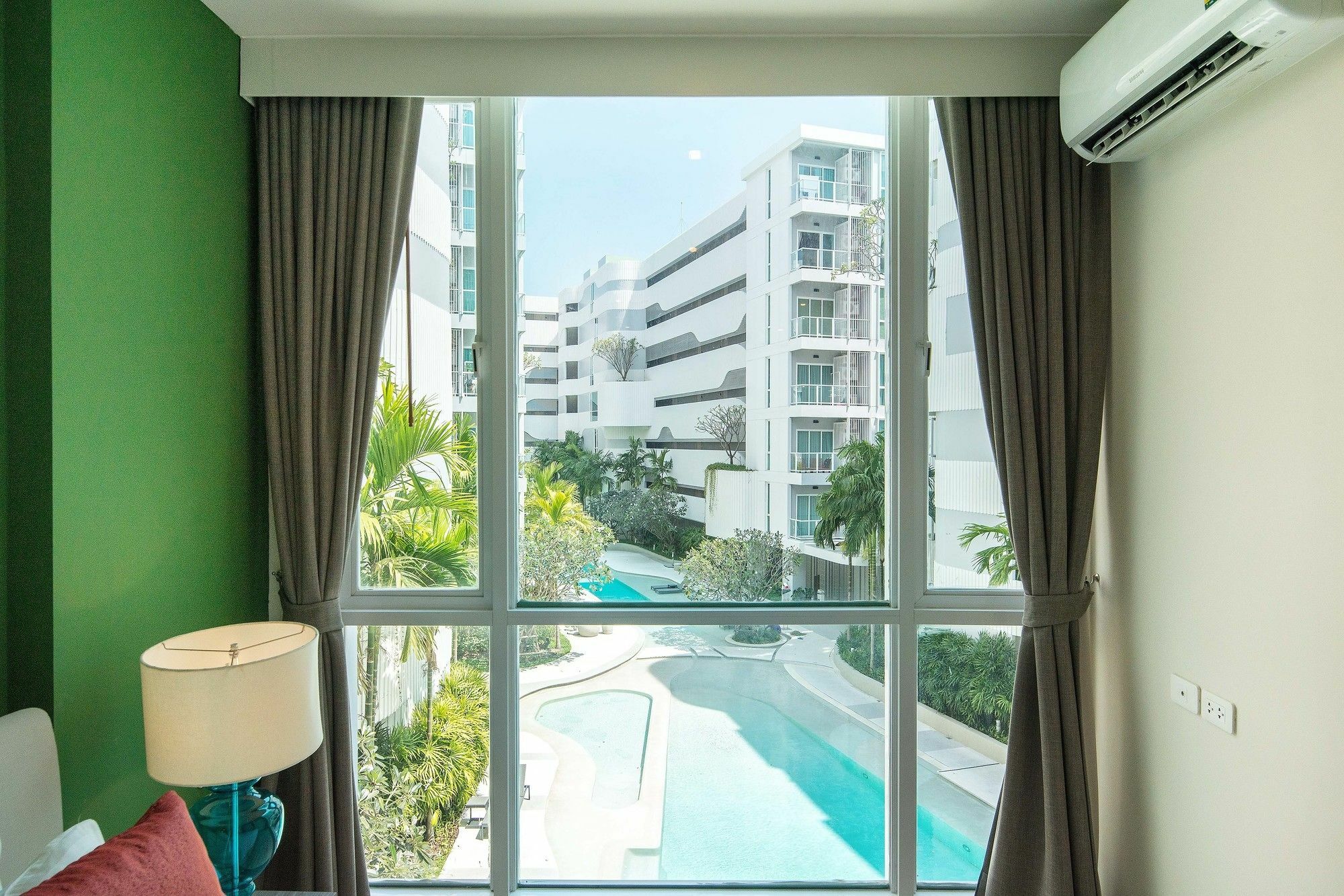 Favstay - The Base Downtown Phuket Bagian luar foto